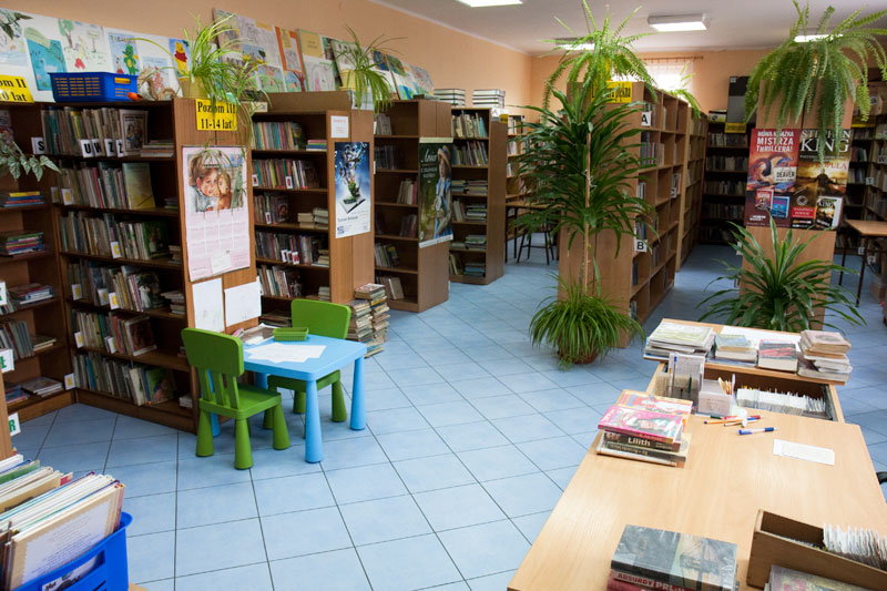 Wnętrze biblioteki w Kłomnicach